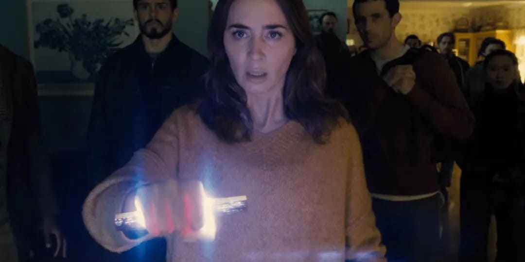 Emily Blunt in una scena di Disclosure Day Emily Blunt in una scena di Disclosure Day