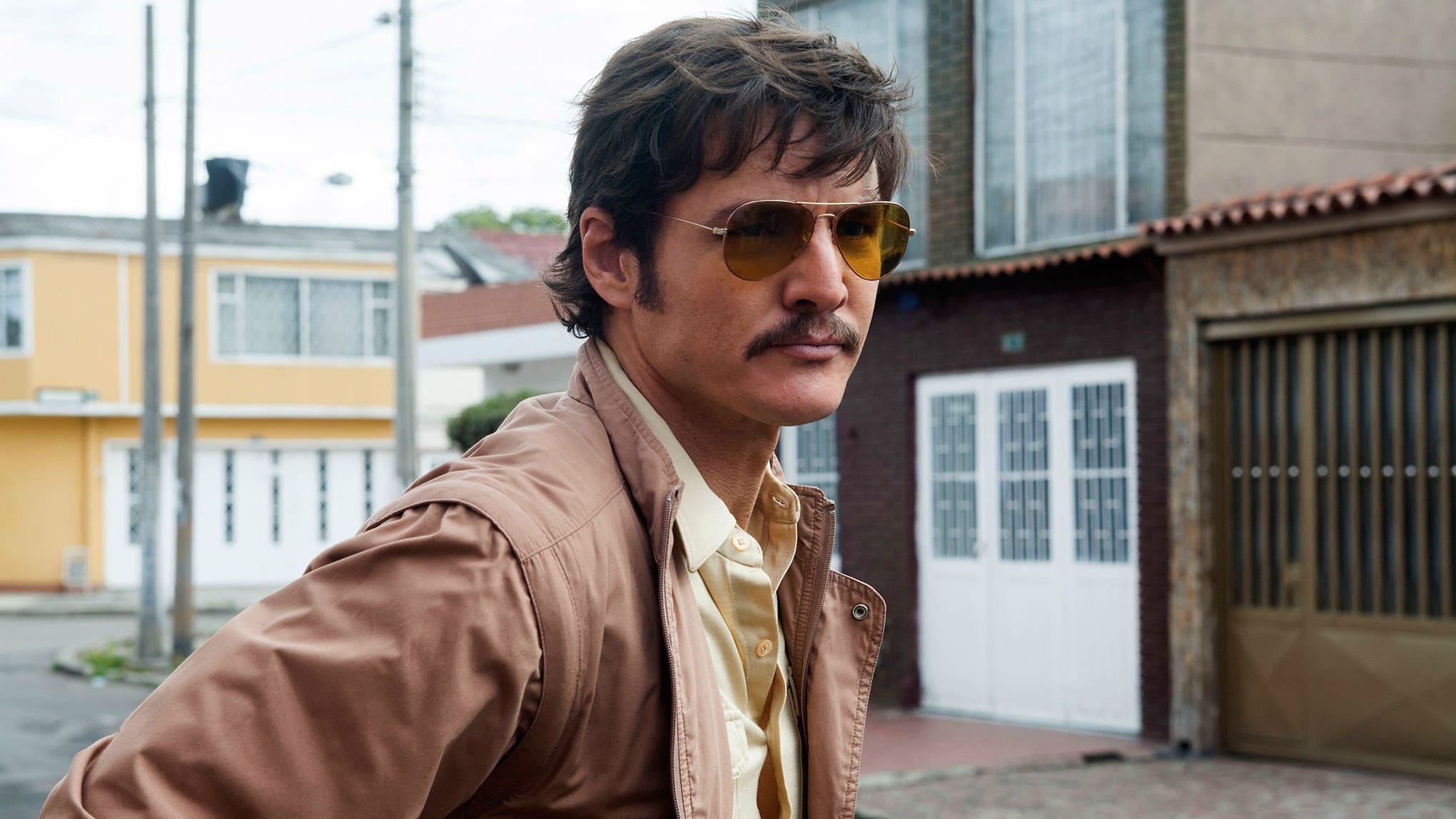 Pedro Pascal in una scena di Narcos