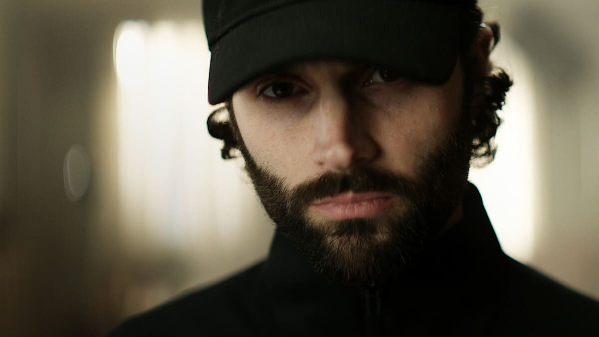 Penn Badgley in una scena della quarta stagione di You