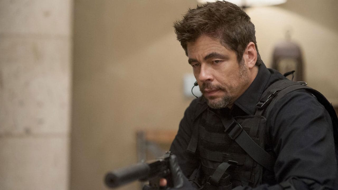 Benicio del Toro in una scena di Sicario
