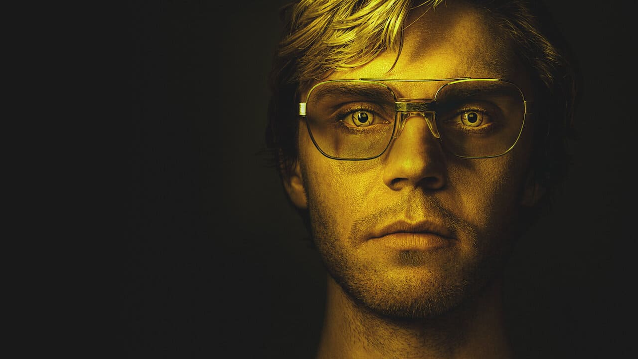 Evan Peters nel poster di Monster La storia di Jeffrey Dahmer