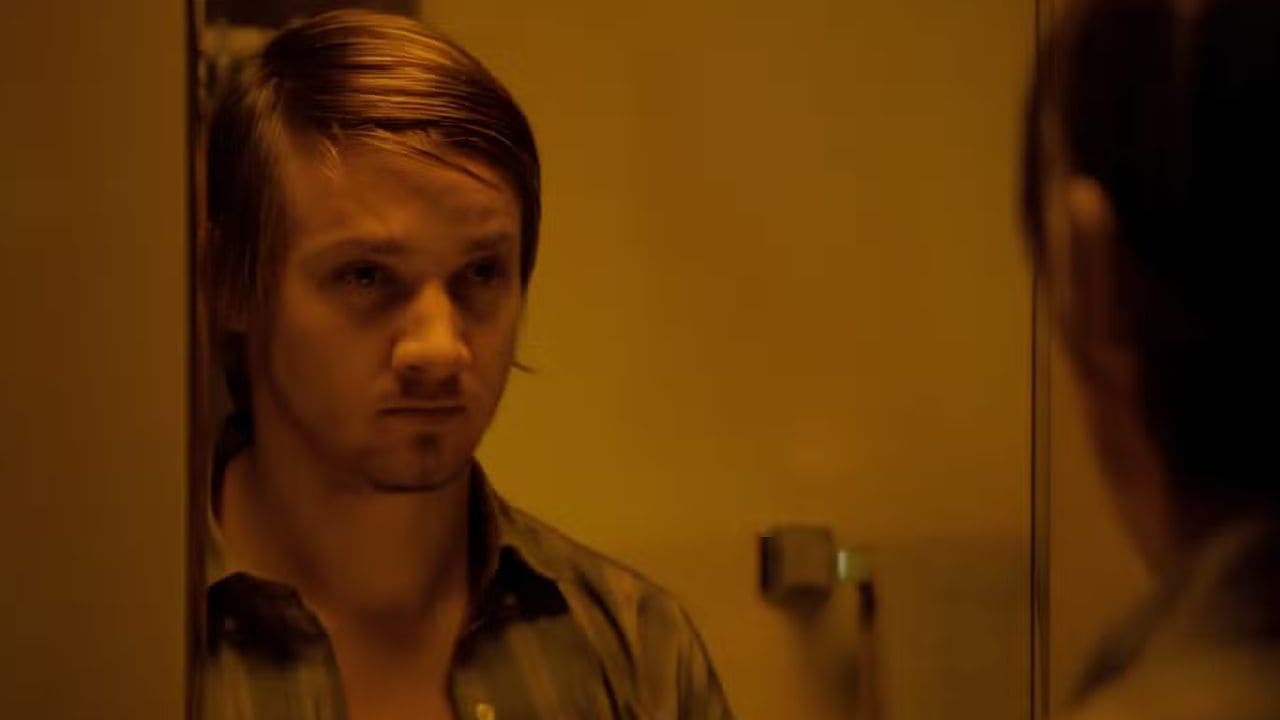 Jeremy Renner nel film Dahmer Il cannibale di Milwaukee