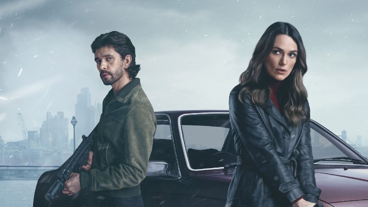 Keira Knightley e Ben Whishaw in Black Doves Keira Knightley e Ben Whishaw in Black Doves