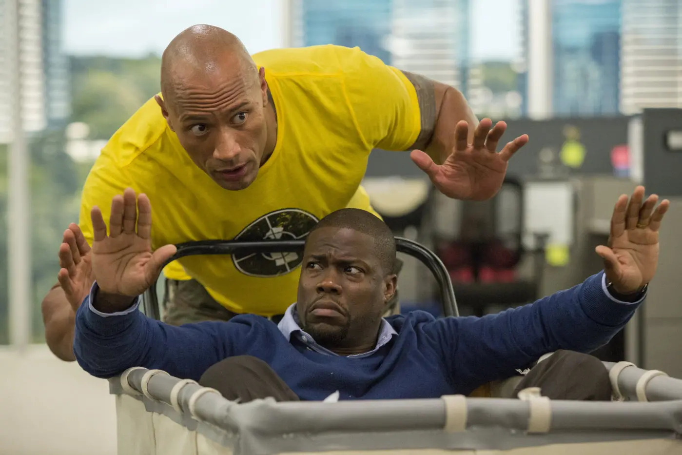 Kevin Hart e Dwayne Johnson in una scena del film Una Spia e Mezzo