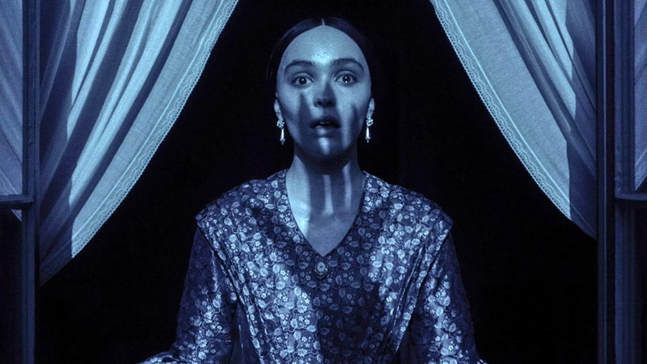 Lily Rose Depp in una scena di Nosferatu