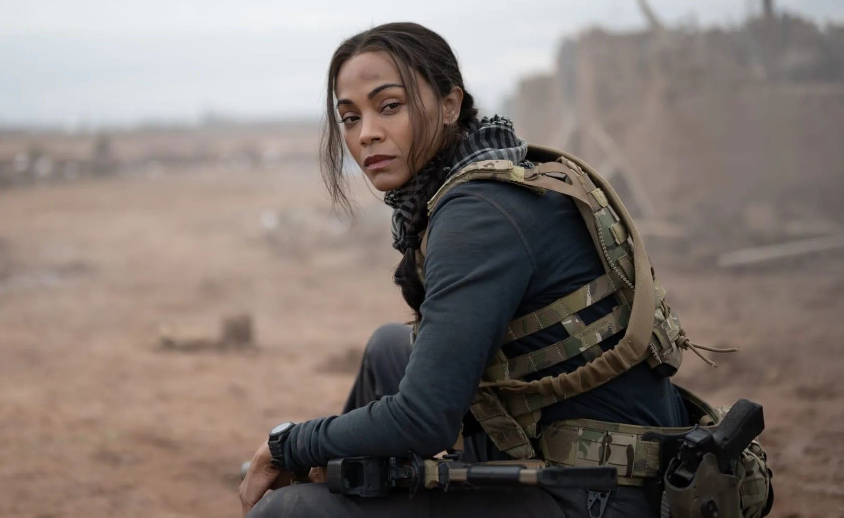 Zoe Saldana in una scena di Lioness