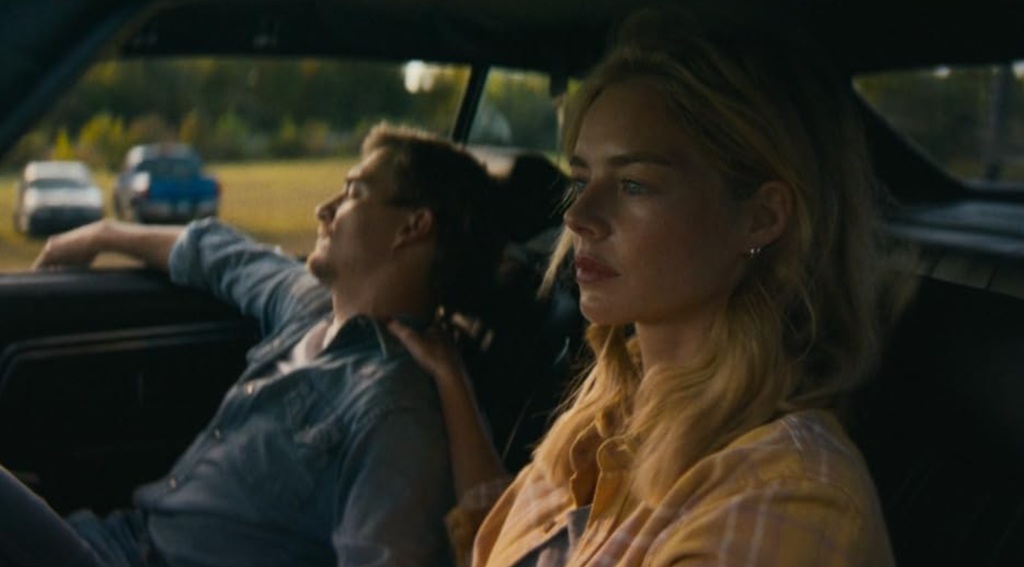 Kyle Gallner e Samara Weaving in Carolina Caroline (2025) Kyle Gallner e Samara Weaving in Carolina Caroline (2025)