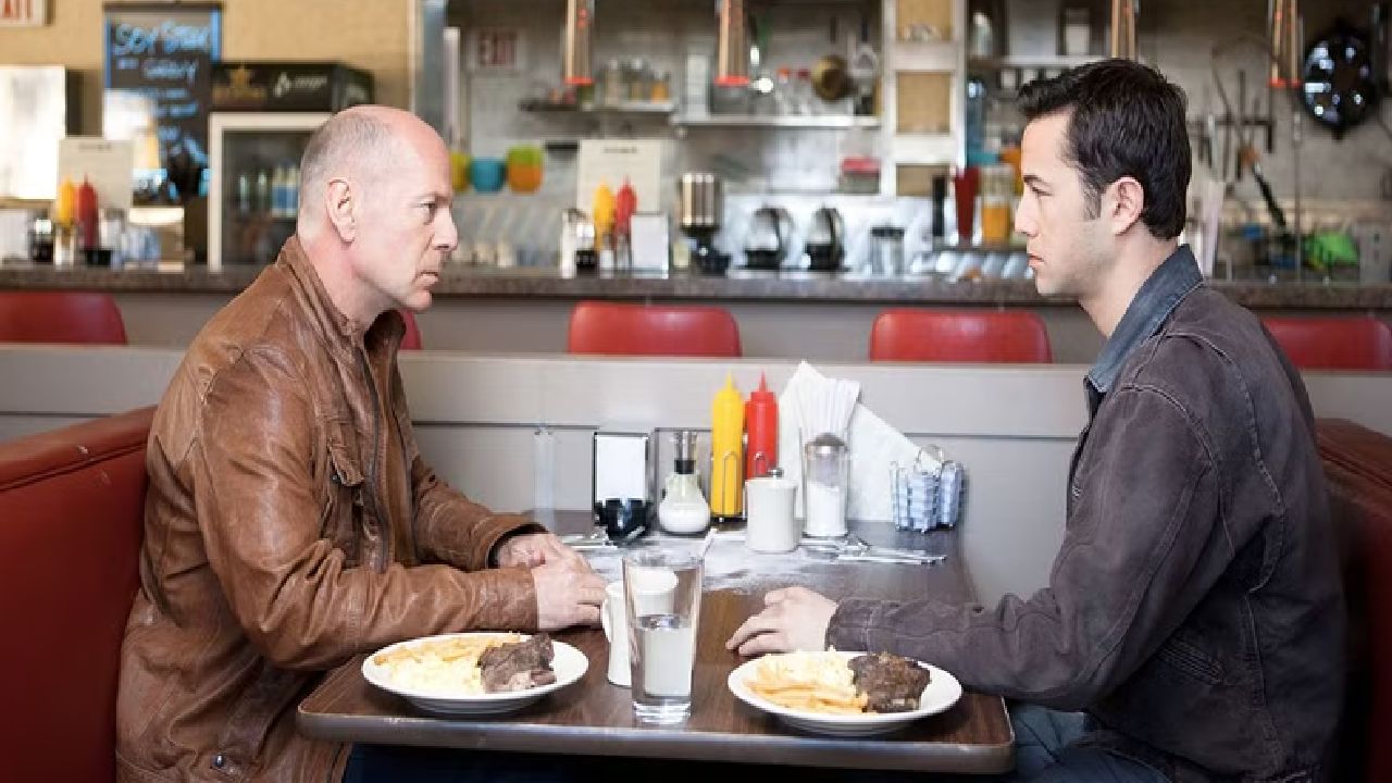 Una scena di Looper