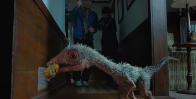 La Fine di Oak Street, la recensione: Anne Hathaway contro i dinosauri, ma Spielberg è troppo vicino