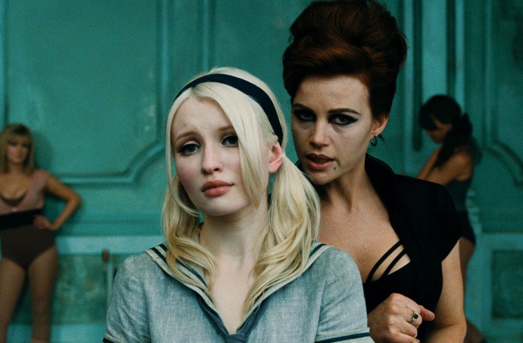 Carla Gugino e Emily Browning in Sucker Punch (2011)
