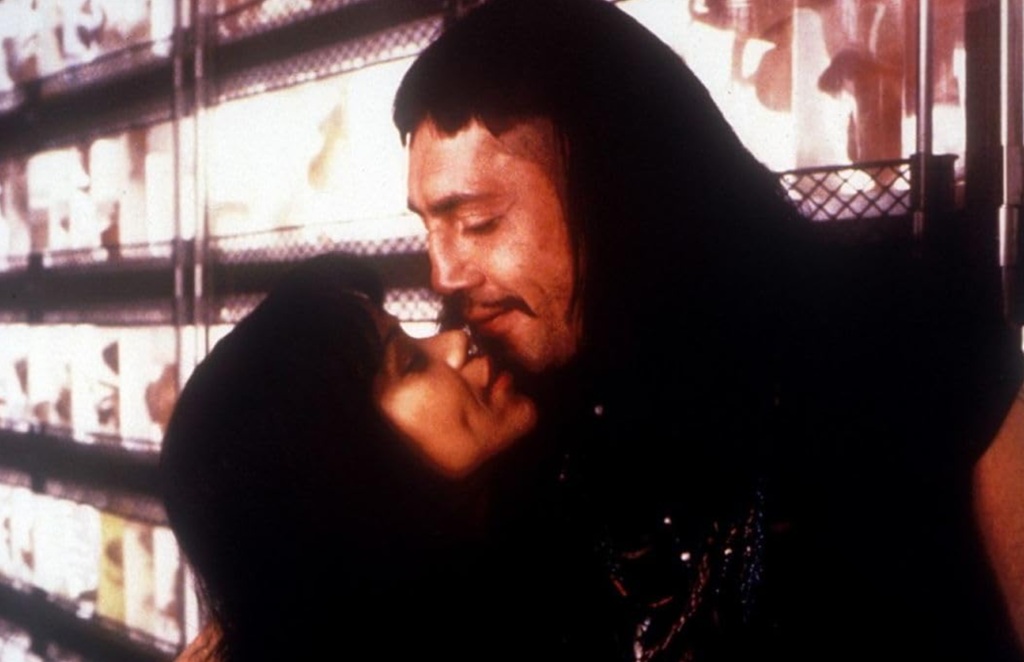 Javier Bardem e Rosie Perez in Perdita Durango (1997)