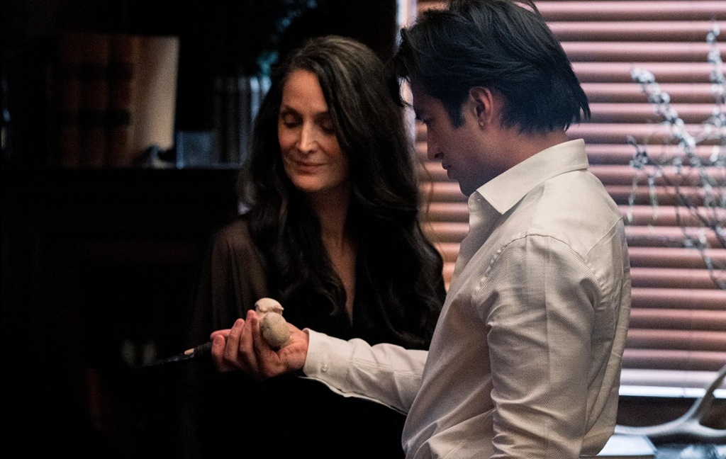 Carrie-Anne Moss e Hudson Williams in Yaga (2026) serie