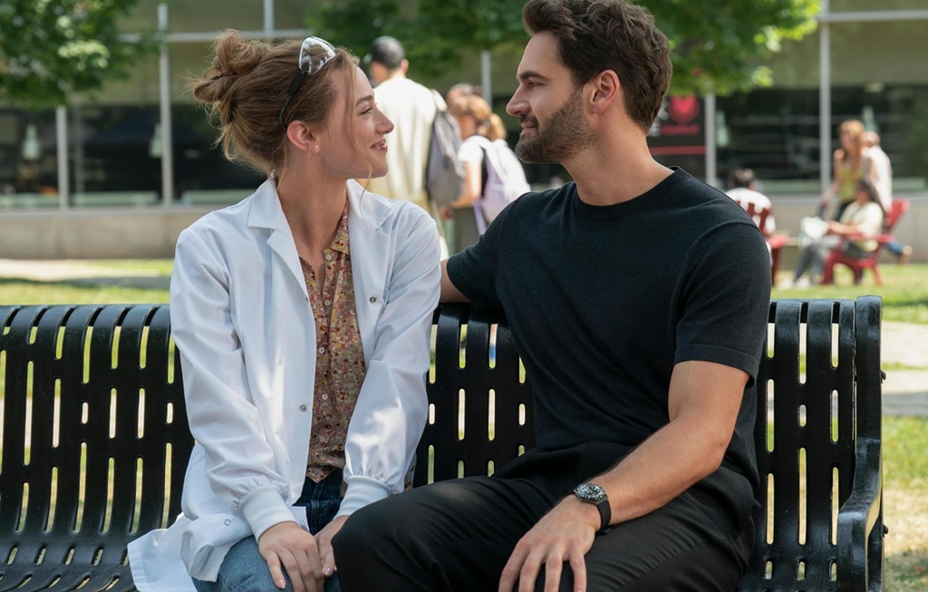 Lili Reinhart e Tom Bateman in The Love Hypothesis - Il teorema dell'amore (2026)